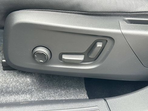 Certified 2024 Volvo XC40 B5 Ultimate w/ Climate Package image 18