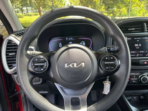 Used 2025 Kia Soul LX w/ LX Technology Package FWD image 25