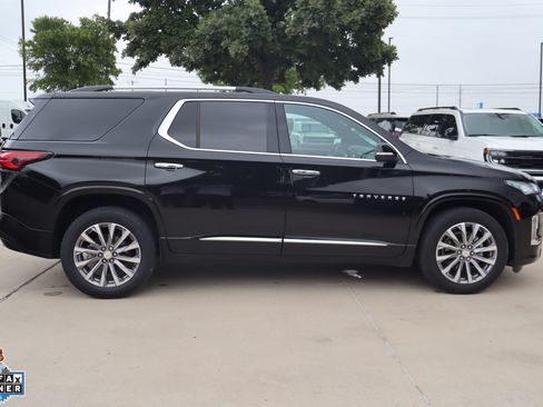 Used 2023 Chevrolet Traverse Premier FWD image 2