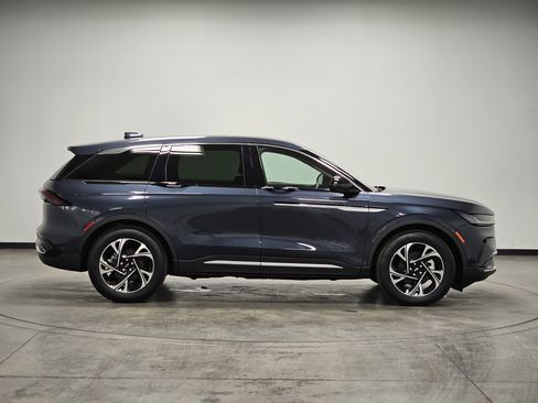 Used 2024 Lincoln Nautilus Premier w/ Equipment Group 102A image 9