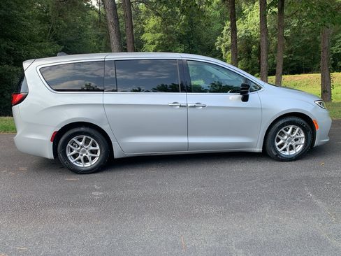 Used 2024 Chrysler Pacifica Touring-L FWD image 12