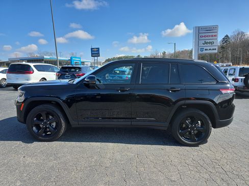 Used 2023 Jeep Grand Cherokee Altitude image 7