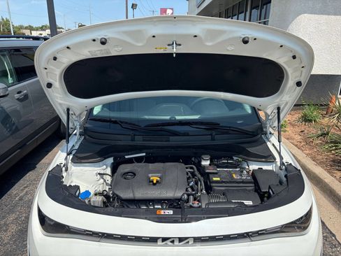 Used 2025 Kia Soul LX w/ LX Technology Package FWD image 30