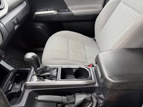 Used 2017 Toyota Tacoma SR5 AWD/4WD image 13