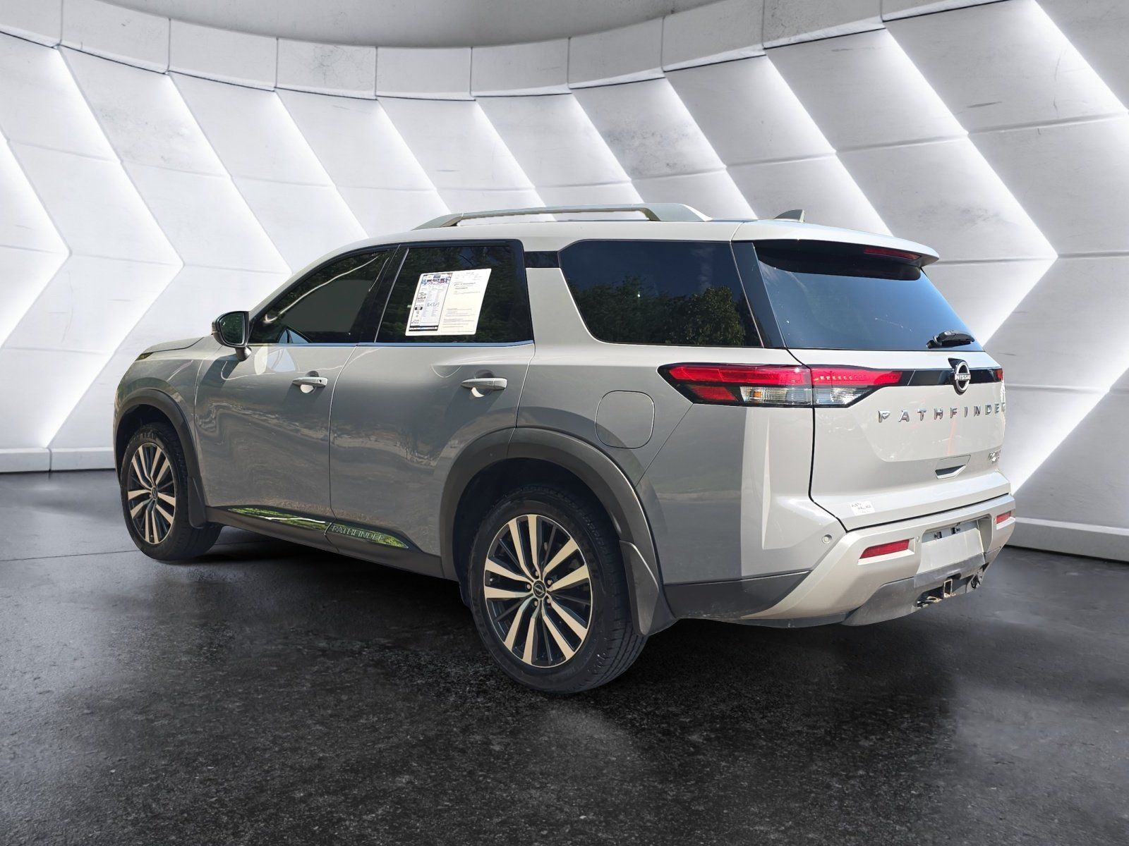 Used 2022 Nissan Pathfinder Platinum AWD/4WD image 3