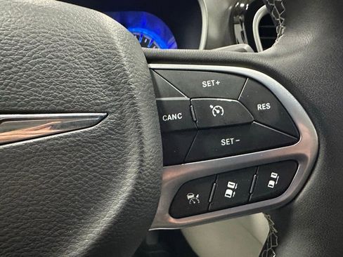 Used 2023 Chrysler Pacifica Touring-L image 20