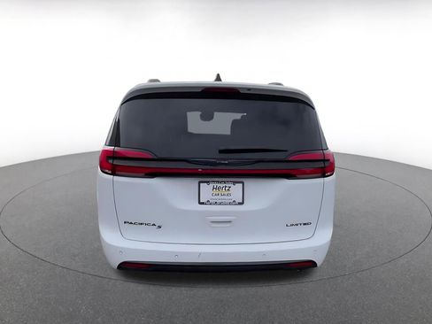 Used 2025 Chrysler Pacifica Limited image 12