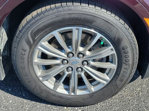 Used 2017 Cadillac XT5 Luxury w/ Driver Awareness Package image 9