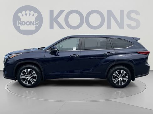 Used 2023 Toyota Highlander XLE AWD/4WD image 2