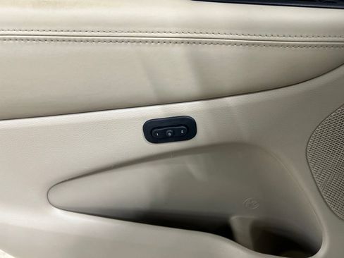 Used 2019 Jeep Grand Cherokee Overland AWD/4WD image 15