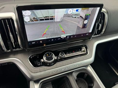 Used 2025 Ford Expedition Platinum w/ Platinum Ultimate Package AWD/4WD image 32