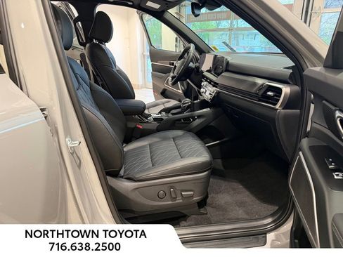 Used 2025 Kia Telluride AWD image 12