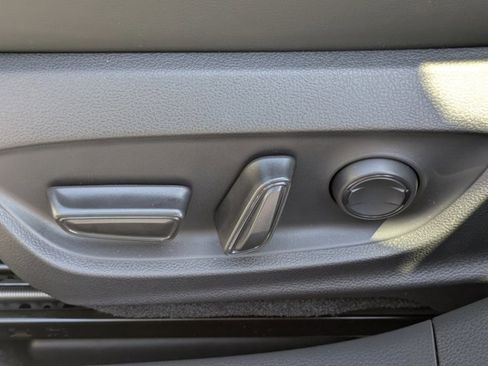 New 2025 Toyota Prius Plug-In Hybrid image 19