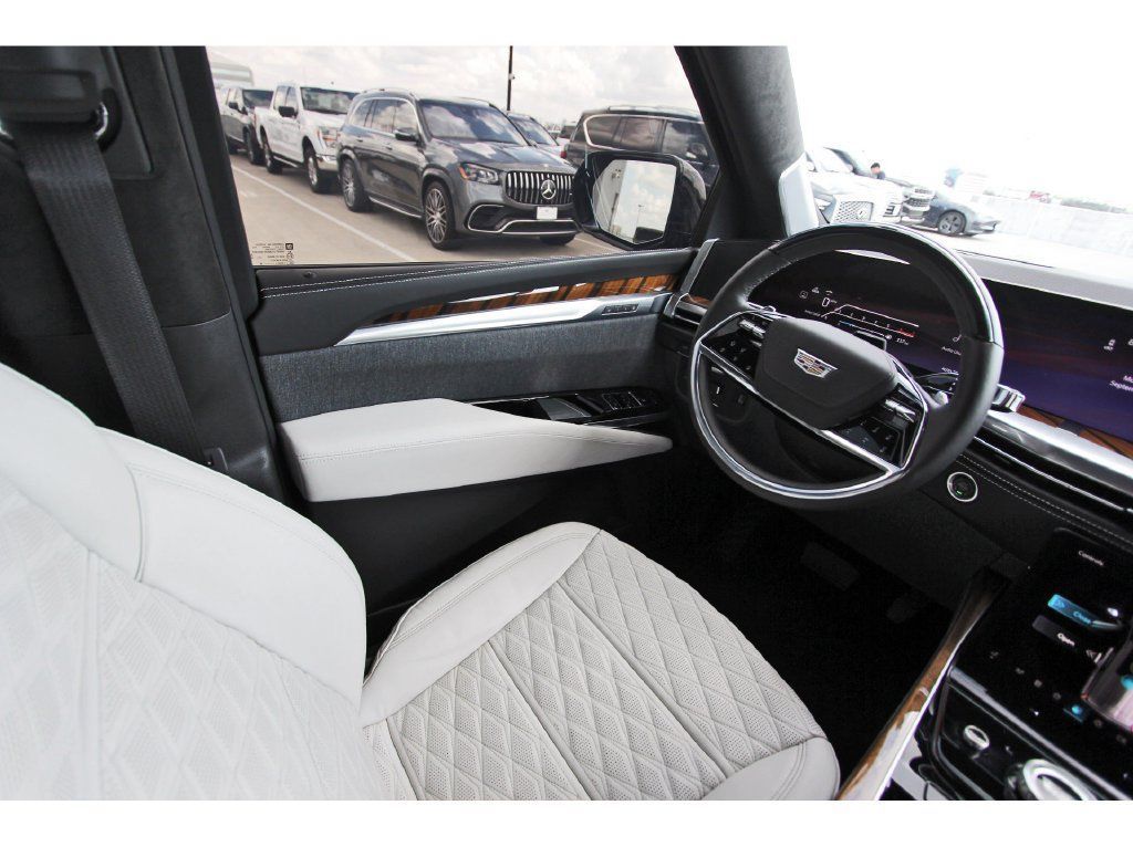 Used 2026 Cadillac Escalade Platinum Sport w/ LPO, ONYX Package AWD/4WD image 8