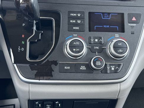 Used 2020 Toyota Sienna XLE Premium image 29