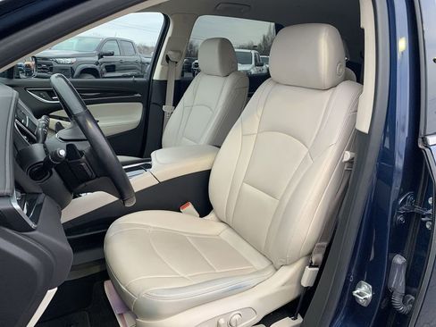 Used 2023 Buick Enclave Essence image 13