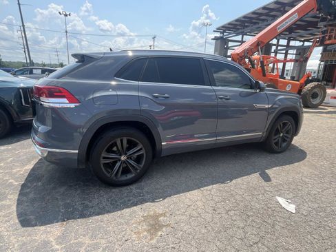 Used 2021 Volkswagen Atlas Cross Sport SE w/ Panoramic Sunroof Package FWD image 8