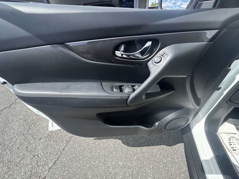 Used 2020 Nissan Rogue SV FWD image 13