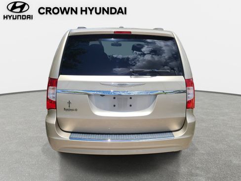 Used 2016 Chrysler Town & Country LX FWD image 5
