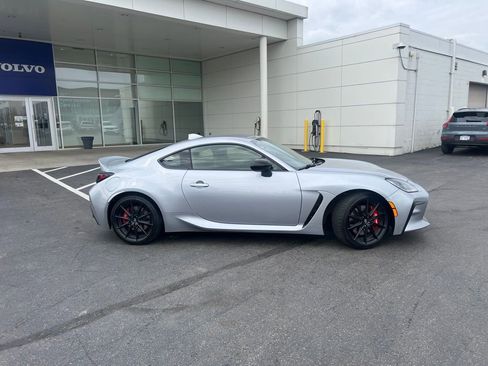 Used 2024 Toyota GR86 Premium w/ Performance Package image 2