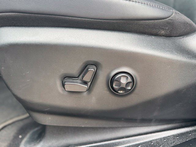 Used 2025 Chrysler Pacifica Select FWD image 10