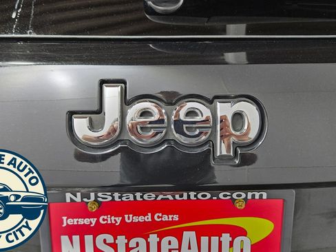Used 2017 Jeep Grand Cherokee Overland AWD/4WD image 36
