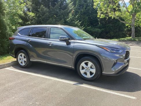 Used 2023 Toyota Highlander LE FWD image 9