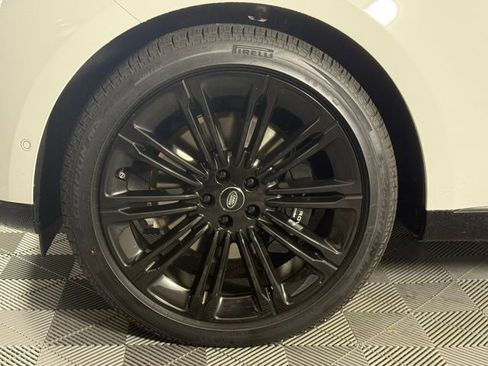 New 2025 Land Rover Range Rover Long Wheelbase SE image 13