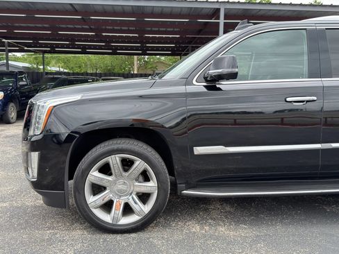 Used 2018 Cadillac Escalade Luxury RWD image 8