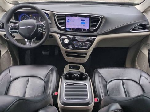Used 2023 Chrysler Pacifica Touring-L FWD image 15
