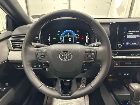 Used 2025 Toyota Camry SE w/ Convenience Package FWD image 18