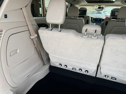 Used 2017 Chrysler Pacifica Limited image 37