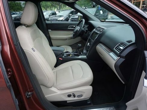 Certified 2018 Ford Explorer Limited FWD image 3
