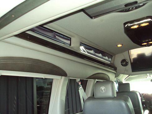 Used 2017 Chevrolet Express 2500 RWD image 16