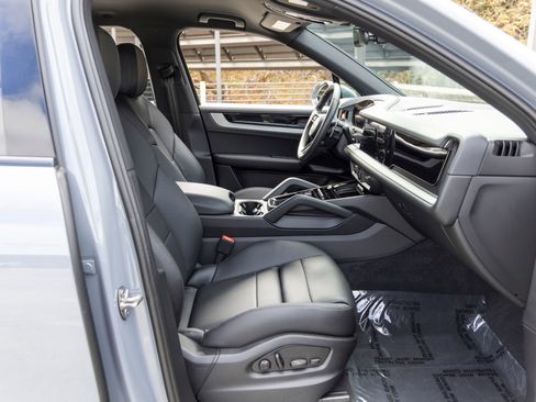Certified 2026 Porsche Cayenne AWD/4WD image 64