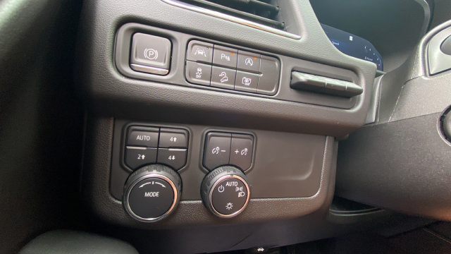 Used 2024 Chevrolet Tahoe Premier AWD/4WD image 12
