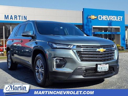 Used 2023 Chevrolet Traverse LT image 1