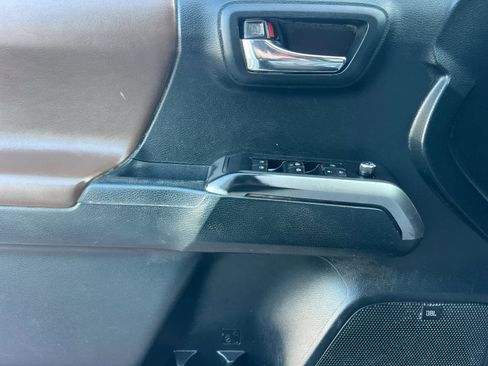 Used 2017 Toyota Tacoma Limited image 12