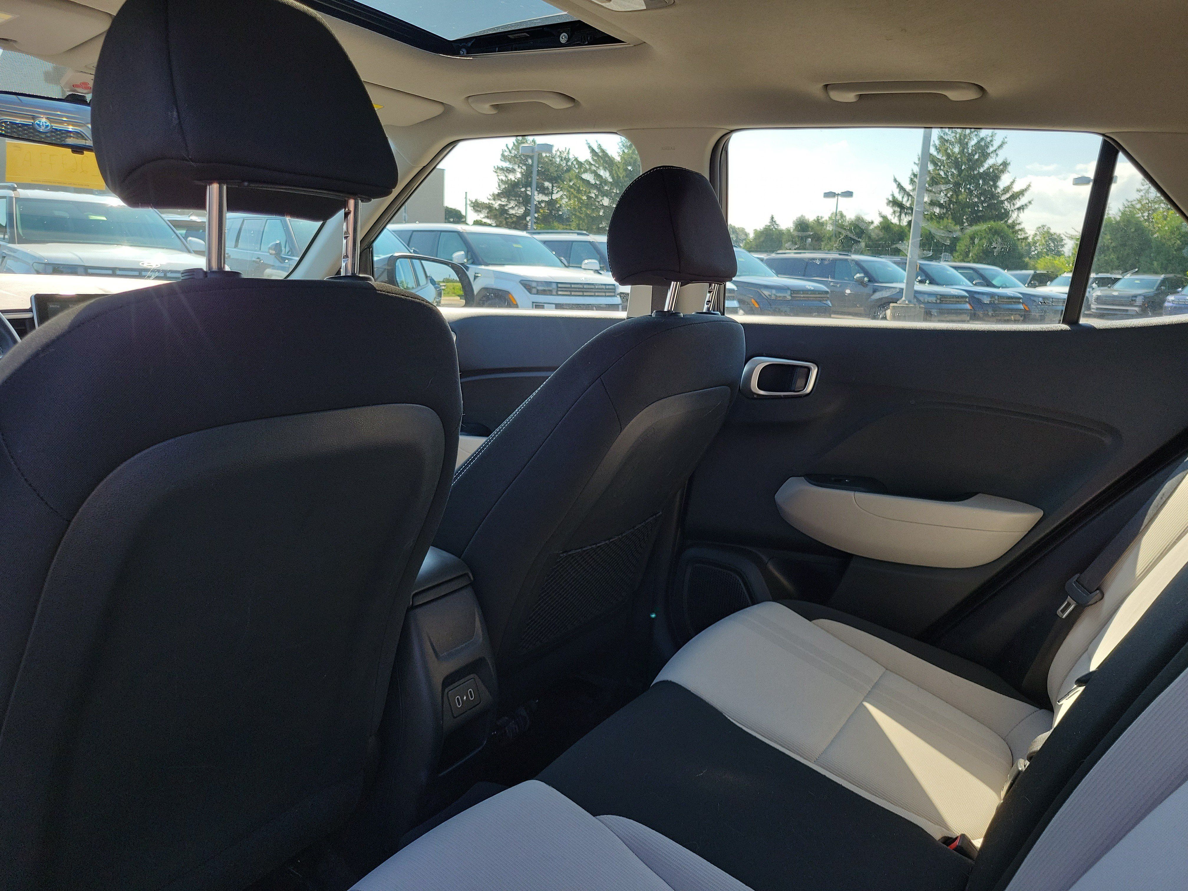 Used 2024 Hyundai Venue SEL FWD image 14