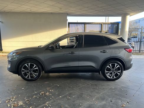 Used 2022 Ford Escape SE w/ SE Sport Appearance Package image 3