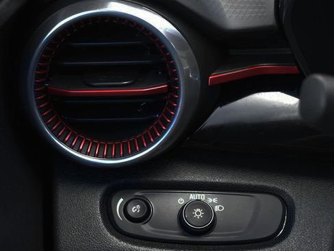 Used 2025 Chevrolet Trax RS w/ Sunroof Package image 24