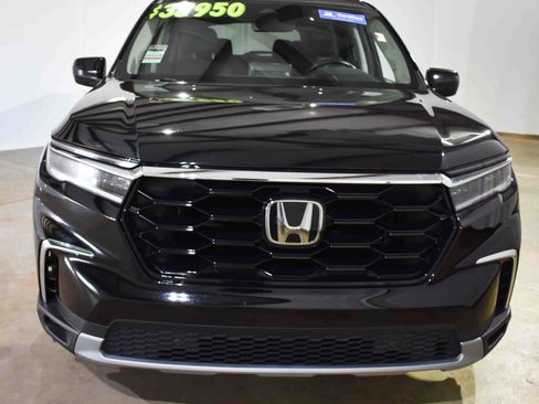 Used 2023 Honda Pilot Touring image 4