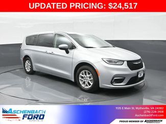 Used 2023 Chrysler Pacifica Touring-L image 1