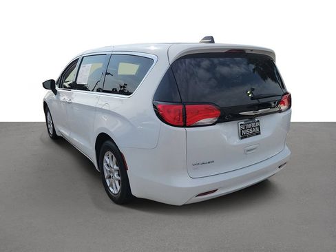Used 2022 Chrysler Voyager LX FWD image 4