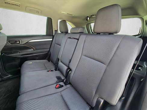 Used 2017 Toyota Highlander LE FWD image 18
