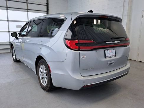 Used 2023 Chrysler Pacifica Touring-L FWD image 7
