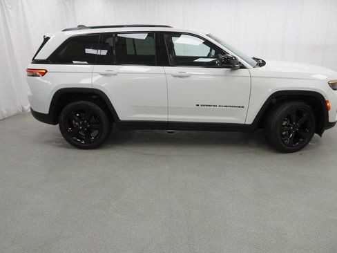 Used 2023 Jeep Grand Cherokee Limited w/ Black Appearance Package image 8