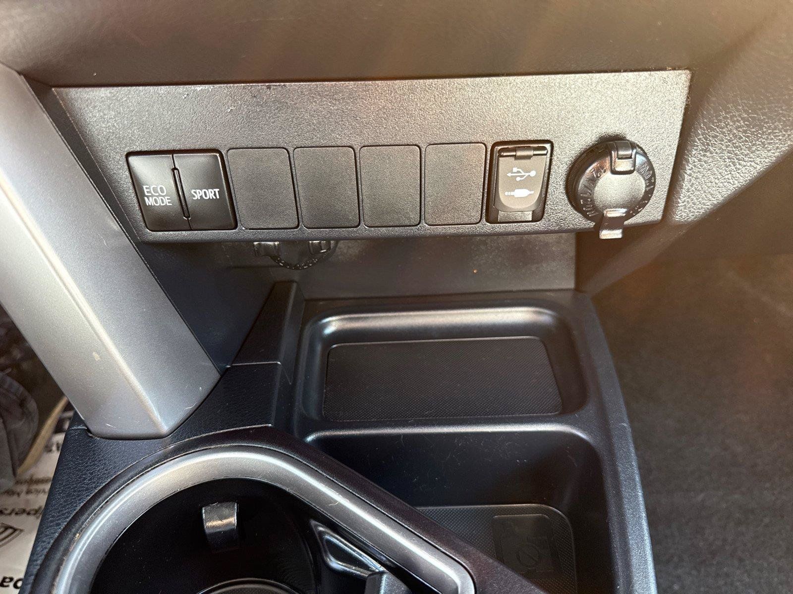 Used 2016 Toyota RAV4 XLE w/ Convenience Package FWD image 20