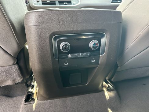 Used 2024 Chevrolet Suburban LT RWD image 23