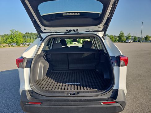 Used 2021 Toyota RAV4 XLE w/ Convenience Package FWD image 13